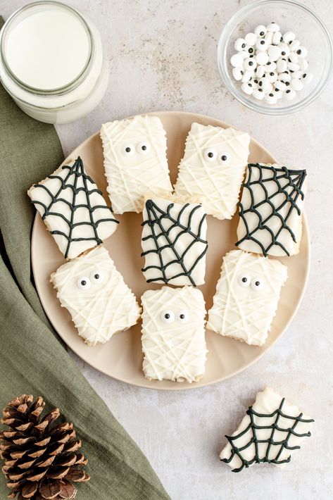 Spider Web Rice Crispy Treats, Chocolate Dipped Rice Krispie Treats Halloween, Rice Crispy Mummies, Halloween Dipped Rice Krispie Treats, Spiderweb Rice Krispie Treats, Halloween Treats With Rice Krispies, Rice Krispie Ghost Treats, Autumn Rice Krispie Treats, Rice Krispie Mummies