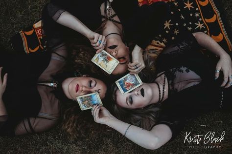 Senior Pictures Halloween, Witchy Photo Shoot Ideas, Witchy Halloween Photoshoot, Coven Photoshoot Ideas, Witch Halloween Photoshoot, Witch Photo Shoot Ideas, Witch Picture Ideas, Halloween Group Photos, Spooky Halloween Shoot