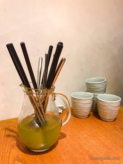 An interesting way to keep spoons and chopsticks in green tea Korean Noodles, Steamed Dumplings, Busan South Korea, Green Tea Powder, Tea Powder, Types Of Food, Korean Food, Chopsticks, Busan