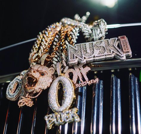 King Von Jewelry, Lil Durk Chains, Female Rapper Chains, Rapper Jewelry Aesthetic, Oblock Chicago, Rappers Style, Woods Outfit, Vintage Tshirt Design, Mens Luxury Lifestyle