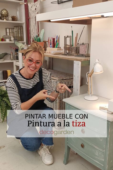 ¿Quieres restaurar tus muebles vintage? La pintura a la tiza es la clave para conseguir un resultado perfecto. Además, te vamos a enseñar una técnica que está muy de moda actualmente, ¡pintar un mueble con pintura a la tiza en dos colores! De esta manera conseguiremos un efecto decapado precioso que quedará estupendo decorando nuestro hogar. ¡Toma nota y ponte manos a la obra! Chalk Paint Colors Combinations, Color Combinations Paint, Chalk Paint Colors, Manualidades Diy, Chalk Paint, Color Combinations, Paint Colors, Chalk, Decoupage