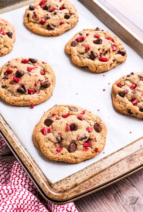 This Strawberry Chocolate Chip Cookies recipe offers the perfect marriage of textures. They’re delicious and chewy with a soft center and crispy Strawberry Chocolate Chip, Strawberry Chocolate Chip Cookies, Chocolate Chip Cookie Cups, Shugary Sweets, Strawberry Cake Mix, Frozen Cookie Dough, Chocolate Chip Cookies Recipe, Frozen Cookies, Cookie Spread