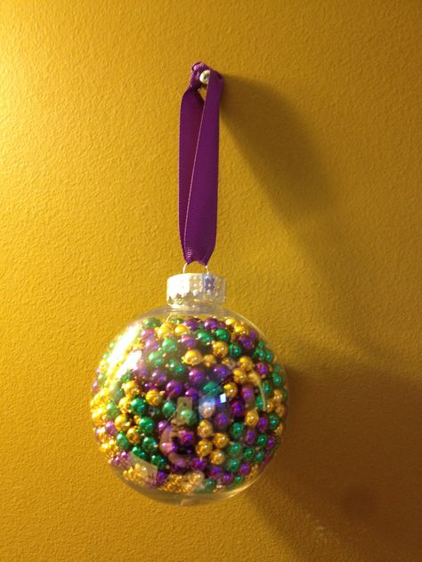 DIY MARDI GRAS BEAD ORNAMENT! Mardi Gras Diy, Mardi Grad, Mardi Gras Party Decorations, Madi Gras, Mardi Gras Crafts, Mardi Gra, Mardi Gras Food, Mardi Gras Wreath, New Orleans Mardi Gras