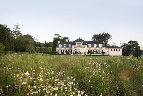 kathryn herman design greenwich meadow garden Veranda Garden, Terraced Garden, Hosta Gardens, Southern Garden, Meadow Garden, French Style Homes, Peace And Happiness, Romantic Retreat, Most Beautiful Gardens