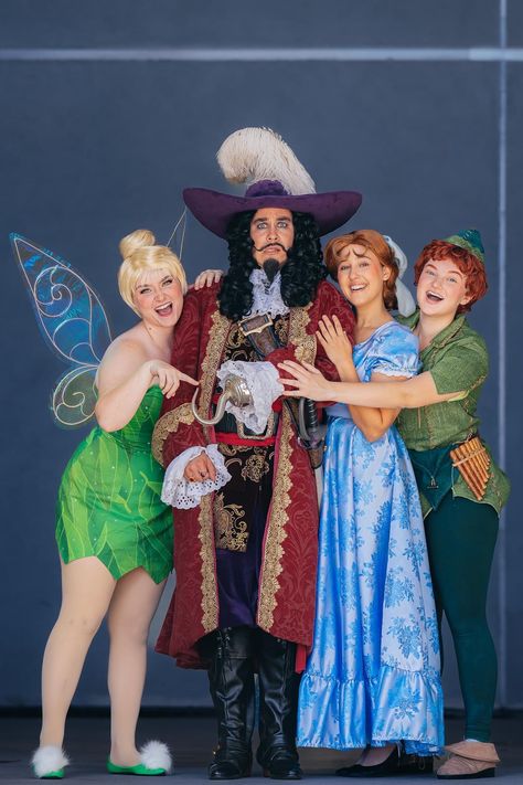 Hook Tinkerbell, Peter Pan Cosplay, Wendy Peter Pan, Peter Pan And Wendy, Cosplay Disney, Wendy Darling, Group Hug, Disney Cosplay, Family Halloween Costumes