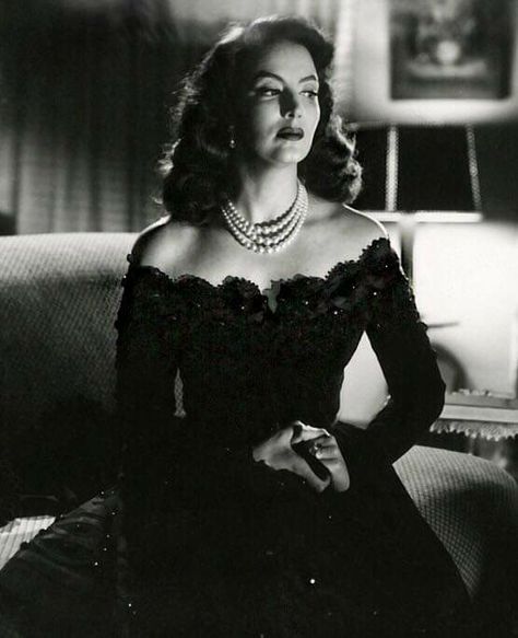 Old Hollywood Aesthetic, Old Hollywood Actors, Hollywood Aesthetic, Hollywood Divas, 60s Women, Vintage Hollywood Glamour, Court Dresses, Mexican Women, Iconic Dresses