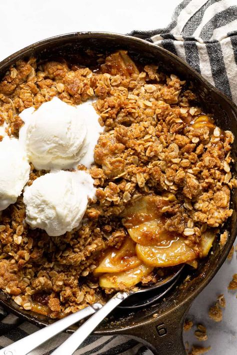 Homemade Apple Crisp, Best Apple Crisp, Honeycrisp Apples, Crumble Recipe, Apple Crisp Recipes, Crisp Recipe, Homemade Apple, Apple Crumble, Apple Desserts