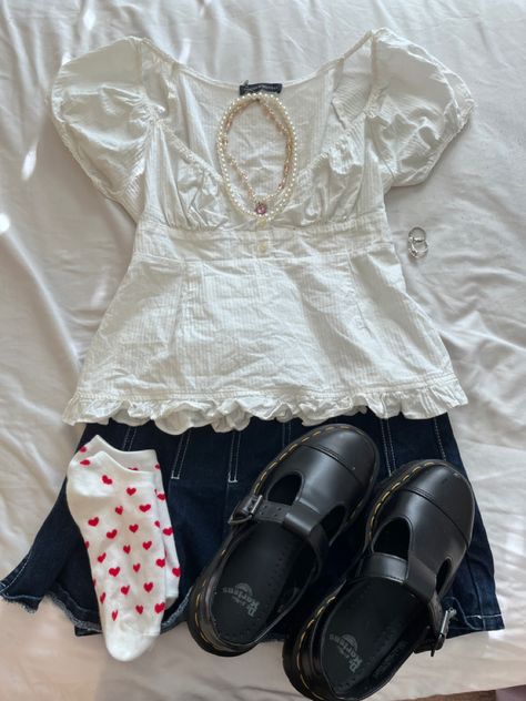 Mary Janes Outfit Skirt, Preppy White Outfit, Simple Coquette Outfit, Floral Print Outfit Ideas, Coquette Midsize Outfits, Coquette Denim Skirt Outfit, Preppy Outfits Aesthetic Y2k, Coquette Preppy Outfit, Cokett Girl Outfit