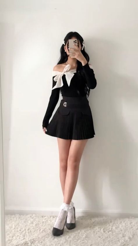 tiktok: fitsandbits Dinner Clothes Outfits Night, Girly Outfits Black, Trendy Outfit Inspo, Classy Casual Outfits, 인물 사진, Dressy Outfits, 가을 패션, It Girl, Fancy Outfits