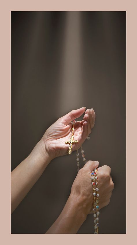 Praying the Rosary / © Brand X Pictures / #GettyImages. #Catholic_Priest #CatholicPriestMedia #Easter #PrayforPeace Hands With Rosary, God Is Merciful, Praying Hands With Rosary, Our Lady Of Rosary, Rosary Quotes, St Catherine Of Siena, Augustine Of Hippo, Virgin Mary Art, Prayer Hands