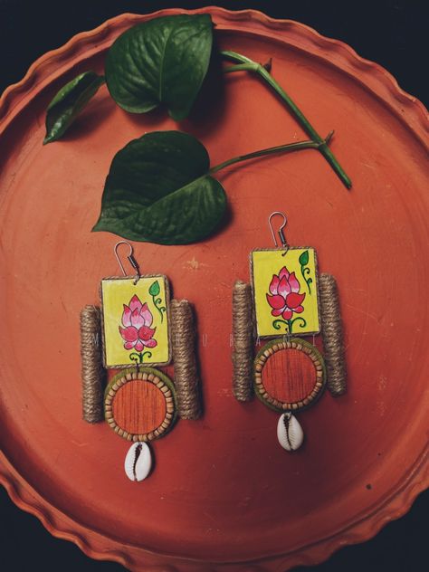 Jute Earring, Kori Jewellery, Handmade Fabric Jewellery, Painted Jewellery, Junk Jewellery, Terracotta Jewellery Designs, Diy Jewelry Set, Diy Earrings Easy, Earrings Diy Handmade