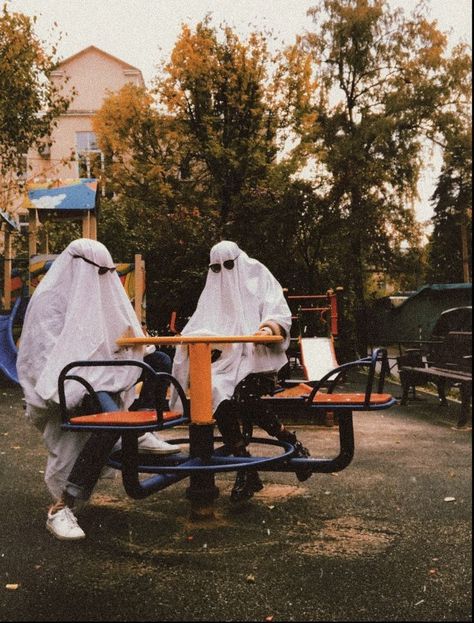 Halloween Ghost Trend, Sheet Ghost Aesthetic, Ghost Trend, Ghost Photo, Ghost Photoshoot, Netflix Horror, Ghost Walk, Horror Series, Grunge Pictures