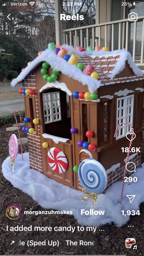 School Christmas Floats Parade Ideas, Candy Cane Lane Parade Float, Outdoor Christmas Train Diy, Ginger Bread House Christmas Decor, Gingerbread Hospital Ideas, Candy House Christmas Decorations, Diy Life Size Gingerbread House, Gingerbread House Parade Float, Outdoor Gingerbread House Diy