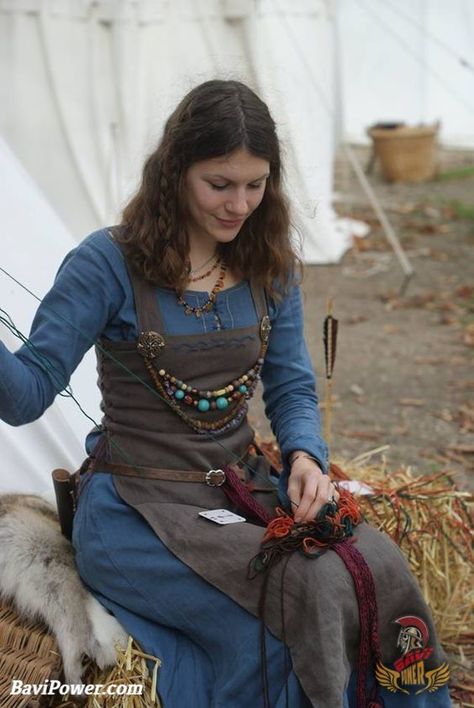 WOMEN HAD RIGHTS  Women have rights? It's not a big deal these days. But it once was in the ancient times. But because the Vikings respected their women so much that they granted their women with many basic rights. #viking #vikingjewelry #baviPower #celtic #vikingwarrior Viking Apron Dress, Costume Viking, Viking Garb, Medieval Garb, Viking Reenactment, Medieval Clothes, Viking Dress, Viking Costume, Viking Women