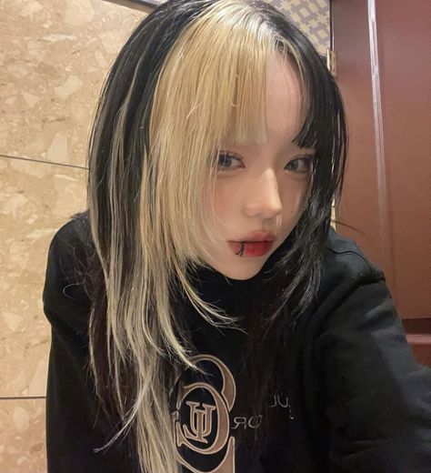 Anime Style Bangs, Black Tips Hair, Blonde Hair With Black, Black Blonde Hair, Black Hair Woman, Haircut Idea, Hairstyles Instagram, Two Color Hair, Hair Styles Color