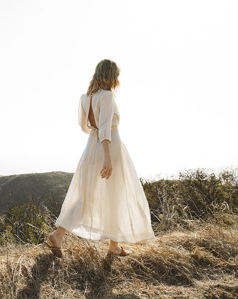 Billowy shapes and delicate details are all the rage this summer. This six designers are nailing the trend perfectly. Prairie Dress Photoshoot, Prairie Girl Aesthetic, Prairie Aesthetic Fashion, Prairie Photography, Billowy Dress, Kara Thoms, Wedding Flowes, Prairie Wedding Dress, Prairie Aesthetic