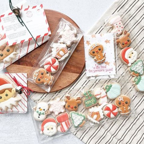 sarah // cookie printable shop on Instagram: "🚨 All sizes of my clear cookie boxes are back in stock!! 🚨#cookiepackaging #cookieboxes #cookieprintableshop" Clear Cookie Box Packaging, Business Cookies Decorated, Sugar Cookie Packaging, Cookie Printable, Christmas Cookies Packaging, Clear Cookies, Bird Cookies, Cookie Boxes, Cookie Business