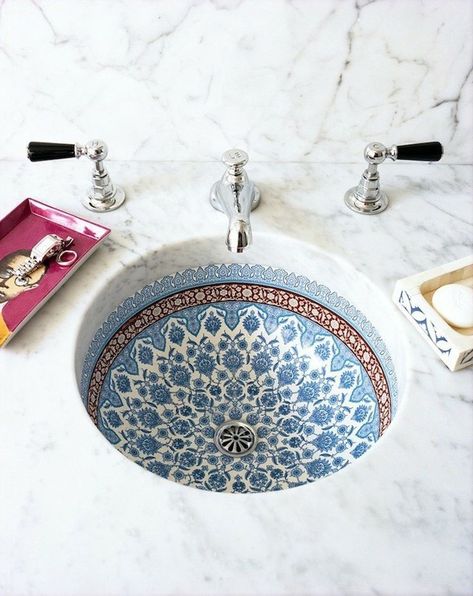 Drømme Bad, Sink Table, Moroccan Bathroom, Sink Decor, Sconces Bathroom, Modern Bathroom Sink, Bad Inspiration, Porcelain Sink, Design Blogs