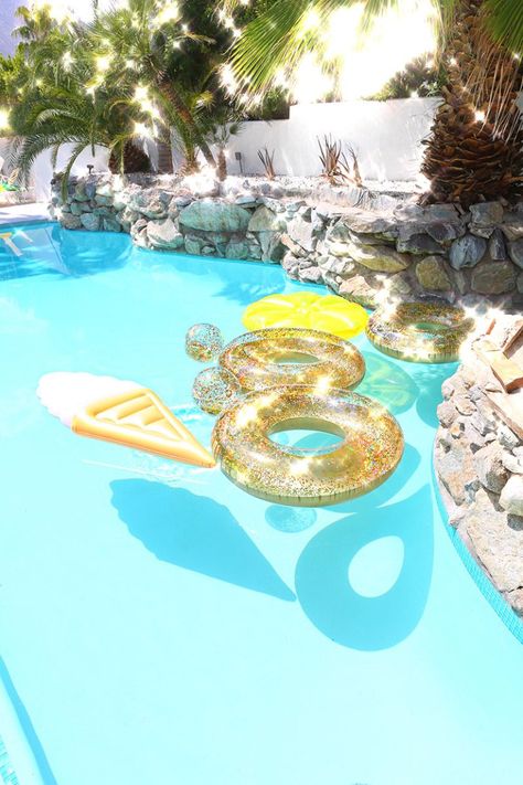 A Beverly Hills Hotel-Inspired Pool Party with Sparkling Gold Glitter Pool Floats | Kelly Golightly @bedbathandbeyond #bedbathandbeyond #sponsored Glitter Pool Party, Gold Pool Party, Swimming Pool Party Ideas, Hotel Pool Party, Pool Party Ideas, Swimming Pool Party, Cool Pool Floats, Building A Swimming Pool, Party Swimming Pool