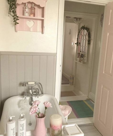 pink romantic princesscore bathroon Baños Shabby Chic, Styl Shabby Chic, Living In London, Pretty Room, Dreamy Room, Cute House, Pink Houses, Dream Apartment, Bath Room