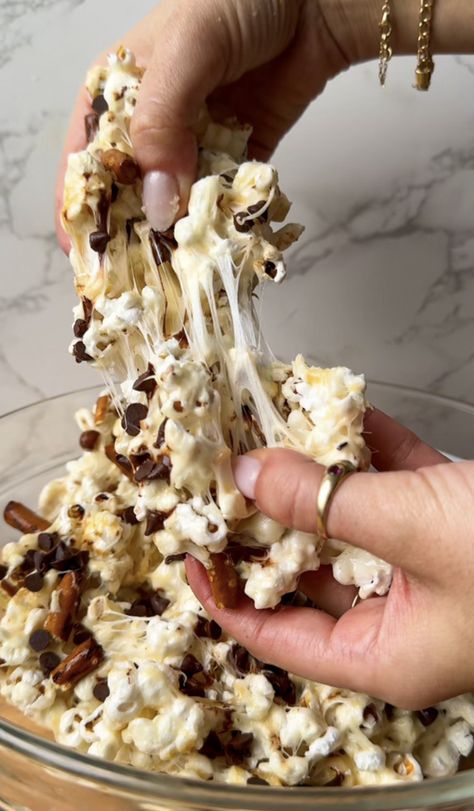 Rice Crispy Popcorn, Popcorn Rice Crispy Treats, Popcorn Rice, Buttery Popcorn, Rice Krispie Treats Recipe, Baked Recipes, Homemade Popcorn, Krispie Treats Recipe, Cereal Treats