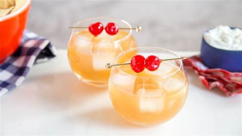 These Super Bowl-themed cocktails are perfect for game day - TODAY.com Tea Party Punch, Superbowl Cocktails, Superbowl Food, Themed Cocktails, Party Punch Recipes, Ice Cream Drinks, Homemade Liquor, Boston Tea, Party Punch