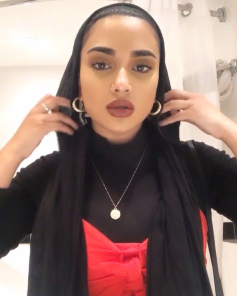 NASHWA on Instagram: “how you show off your earrings with a scarf in a few seconds (lol @ my mum telling me to hurry up in the back)” Hijab Styles, Hijab Fashion, Tell Me, The Back, On Instagram, Instagram