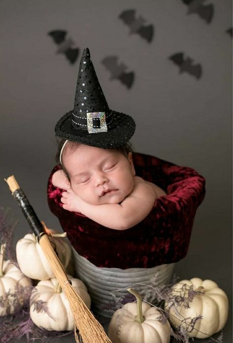 Newborn Valentine Pictures, Halloween Photo Ideas, Blanket Photography, Newborn Halloween, Monthly Baby Pictures, Baby Candy, Valentine Picture, Holiday Mini Session, Halloween Photography