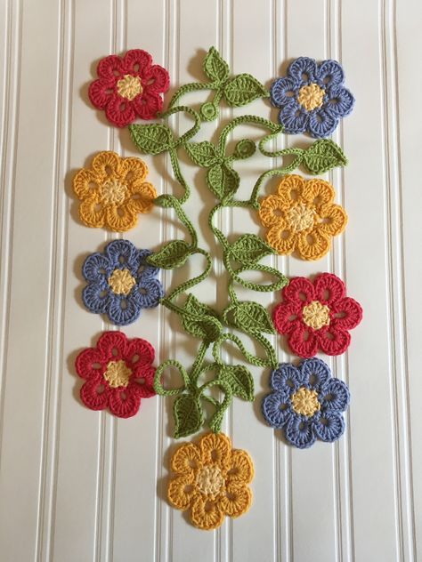 Decorating A Fireplace, Crochet Flower Garland, Flat Crochet, Cotton Yarn Projects, Crochet Leaf, Crochet Garland, Crochet Flowers Easy, Crochet Chain, Green Crochet