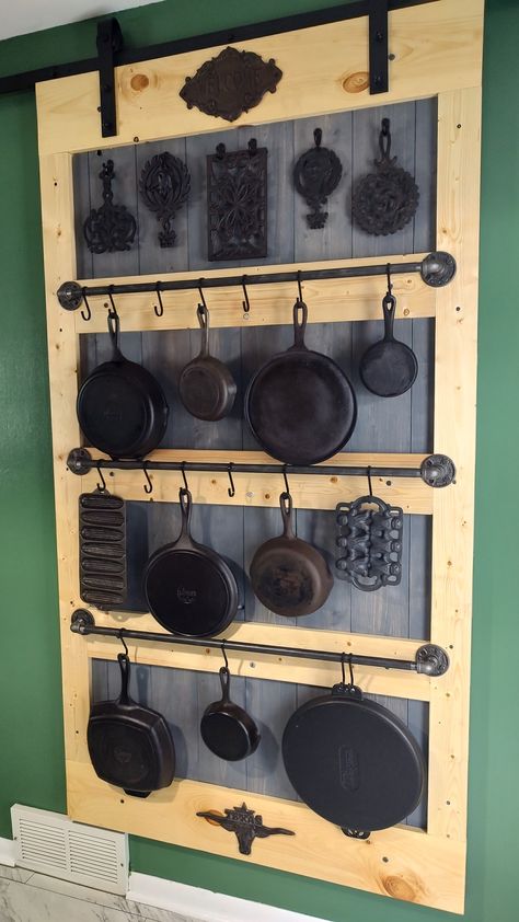 Cast Iron Pot Wall Display, Cast Iron Pan Display Ideas, Cast Iron Pan Wall Display, Cast Iron Skillet Storage Ideas, Cast Iron Wall Display, Cast Iron Pan Storage Wall, Display Cast Iron Cookware, Cast Iron Display Ideas, Wood Wall To Hang Cast Iron Pans