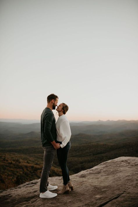 Mountain View Engagement Session | Photography poses | Bri Hines Photography. North Carolina is filled with gorgeous locations for your outdoor fall engagement photoshoot. Get inspiration from Hannah and Will’s intimate couples pictures. Discover fall engagement looks, fall mountain engagement photos outfit, mountain engagement ideas and unique fall engagement photos. Book Bri as your couples photographer at brihinesphotography.com. Nc Mountain Engagement Photos, Hiking Engagement Photoshoot, Couple Poses Mountain, Fall Mountain Engagement Photos Outfit, Engagement Photo Poses Mountains, Superstition Mountains Photoshoot, Mountain View Engagement Photos, Engagement Photos Mountains Winter, Mountain Top Couples Photoshoot