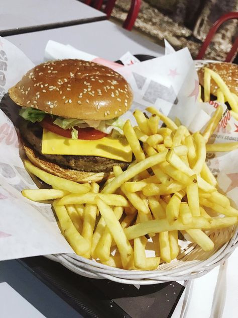 Green Burger with Fries from Goodys Burger House in Greece..It was so delicius!!Yummy #recipe #aesthetic #food #foodporn #foodblogger #burger #fries #foodanddrink #eat #fastfood #yummy #blogger #foodie Burger And Fries Aesthetic, Green Burger, House In Greece, Burger With Fries, Hamburger And Fries, Burger Fries, Recipe Aesthetic, Burger And Fries, God Mat