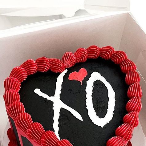 Baked by Julie | West Covina, CA on Instagram: "The red just hits different ❤️‍🔥 • • • • #theweeknd #theweekndxo #theweekndconcert #theweekndart #theweekndfans #theweekndmusic #blackcake #blackcakes #heartcake #heartcakes #vintagecake #vintagecakes #lambeth #lambethcake #lambethcakes #birthday #birthdaycake #cake #cakes #cute #cakelove #cakesofinstagram #cakestagram #westcovina #supportsmallbusiness #626 #bakedbyjulie_ #customcakes #foodphotography #lacounty" The Weeknd Birthday Cake Ideas, The Weekend Cake Ideas, Xo Birthday Cake, Xo Cake The Weeknd, Cake The Weeknd, The Weeknd Birthday Theme, Cake Designs For Women, The Weeknd Cake, Xo Cake