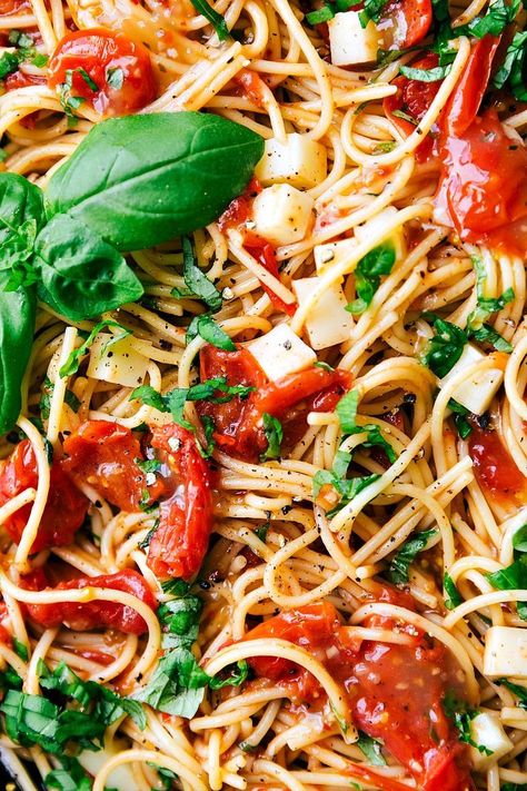 Caprese Pasta {Easy to Make} | Chelsea's Messy Apron Garlic Beef And Veggie Ramen, Recipes With Cherry Tomatoes, Pasta Sauce With Fresh Tomatoes, Sauce With Fresh Tomatoes, Angel Hair Pasta Recipes, Caprese Recipes, Hair 50, Homemade Pasta Recipe, Pasta Easy