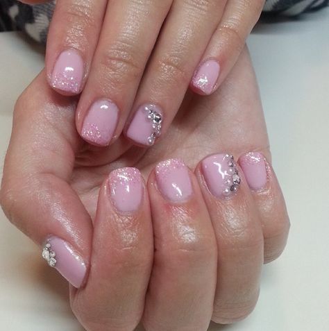 Girly girl nails. Short and square dipped in pink glitter accented with crystals and small pink pearls. Work completed by celebrity nail technician Pattie Yankee. Nails Short And Square, Pink Nails With Gems, Bright Pink Nails, Junk Nails, Celebrity Nails, Girl Nails, Short Square Nails, Pink Pearls, Gem Nails