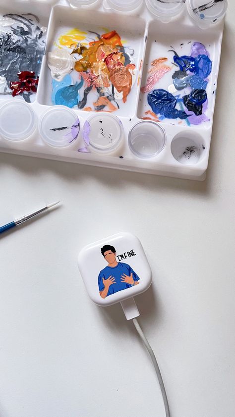 iPhone charger painting Iphone Charger Aesthetic, Charger Drawing Ideas, Iphone Charger Painting, Charger Painting Ideas Aesthetic, Painted Charger Cube Ideas, Drawing On Charger, Phone Charger Painting Ideas, Paint Charger Cube, Iphone Charger Diy