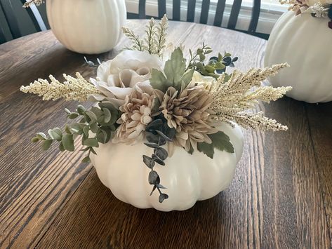 Pearl Pumpkin Decor, Floral Pumpkin Centerpiece, White Pumpkin Centerpieces, Fall Floral Centerpieces, Indoor Fall Decor, Pumpkin Floral Arrangements, Fall Pumpkin Crafts, Pumpkin Arrangements, Neutral Fall Decor