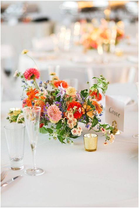 Colorful Table Flower Arrangements, Wildflower Centrepiece Wedding, Wildflower Wedding Center Piece, Wild Flower Altar Arrangement, Bright Flower Centerpieces Wedding, Wildflower Wedding Centerpiece Round Table, Colorful Summer Centerpieces, Wildflower Tablescape Round, Table Meadows Wedding