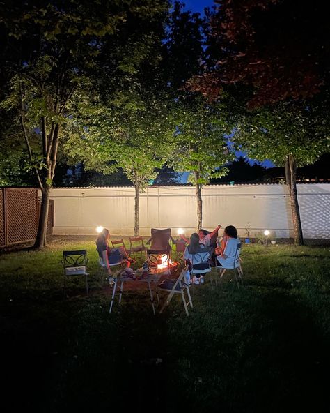 Family Hangout Aesthetic, Summer Backyard Aesthetic, Backyard Bonfire Aesthetic, Backyard Bonfire Party Aesthetic, Cookout Aesthetic, Bonfire Marshmallows, Doobie Den, Summer Hangout Spot, Alexa Aesthetic