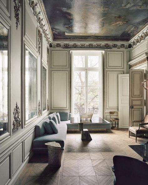 House of Marble on Instagram: “The Parisian home of @pierrehardy and @christopherturnier designed by @vdecotiis 📸 @francoishalard #houseofmarble” Vincenzo De Cotiis, 70s Interior, Italian Interior, Style Français, Apartment In Paris, Parisian Apartment, Pierre Hardy, Paris Design, Paris Apartments