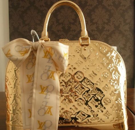 gold louis Louis Vuitton Taschen, Sac Louis Vuitton, Louie Vuitton, Gold Bag, Handbag Heaven, Lv Handbags, Handbag Outlet, Handbags Online, Handbag Shoes