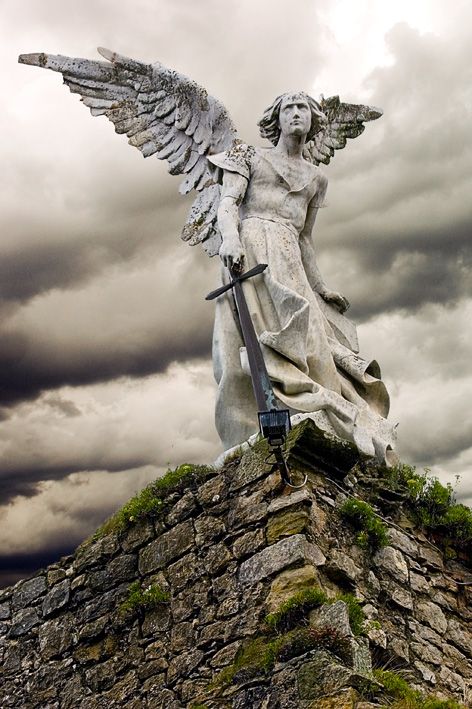 천사와 악마, Cemetery Angels, Istoria Artei, I Believe In Angels, Angel Statue, Angel Sculpture, Cemetery Art, Ange Demon, San Michele