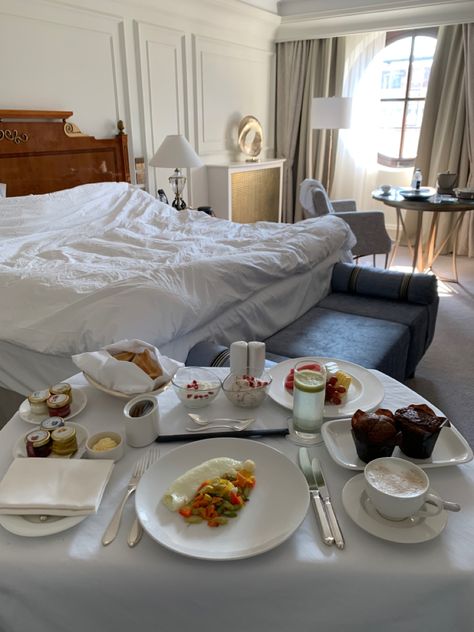 Hotel Room Service Breakfast, Hotel Room Service Aesthetic, Waking Up Aesthetic, Hotel Breakfast Room, Breakfast Room Service, Aesthetic Meals, Food Doctor, Ritz Hotel, Breakfast Aesthetic