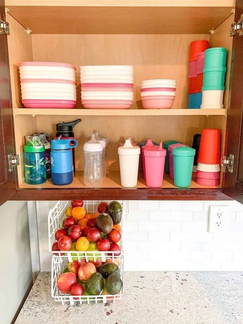 Great organization ideas for kitchen cabinets and cupboards when it comes to kids stuff! Great ideas for storage for kids plates, silverware, sippy cups, and water bottles! #kitchen #organization #kids Organize Kitchen Cupboards, Free Pantry Labels, Organization Goals, Food Organization, Cleaning Cupboard, Kitchen Cupboard Organization, Plate Organizer, Kitchen Appliance Storage, House Organization