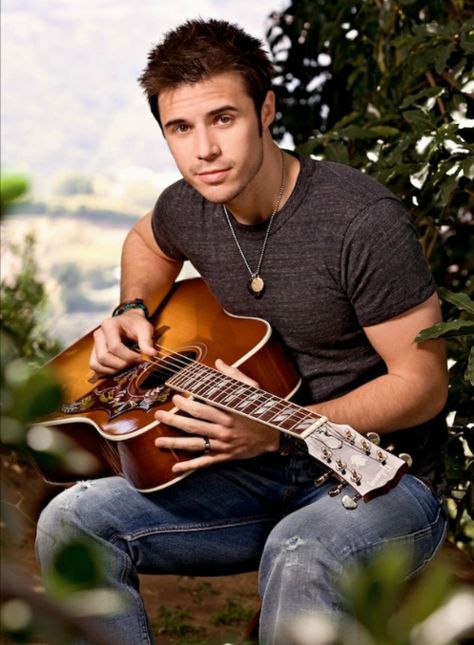 American Idol winner Kris Allen from 2009. He sang the crap out of Donna Summers "She Works Hard For the Money." Donna Summers, Kris Allen, Randy Jackson, American Idol Winner, Paula Abdul, Hello Handsome, Celebrity Format, Donna Summer, People Of Interest