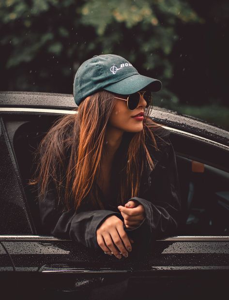 Portret Feminin, Cars Pictures, Pose Portrait, Shotting Photo, Photographie Portrait Inspiration, Photographie Inspo, Selfie Poses Instagram, Photography Posing Guide, Foto Tips