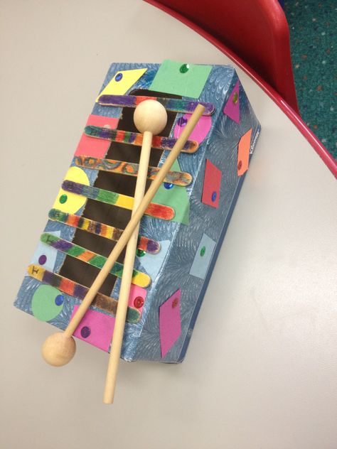 Diy Xylophone For Kids, Xylophone Craft Preschool, Recycled Musical Instruments, Xylophone Craft, Kids Guitar Craft, Diy Musical Instruments For Kids, Musical Instrument Crafts For Kids, Music Crafts Preschool, Instruments Diy