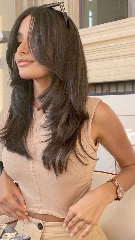 Long layers with u shape ends Layers With U Shape, Stepped Hairstyles, Haircut Styles For Long Hair Length, Trending Hairstyles Long Hair, Medium Haircuts For Round Face Shape, Haircut For V Shape Face, Layers On Round Face, U Shape Haircut With Layers, Medium Haircut With Long Layers