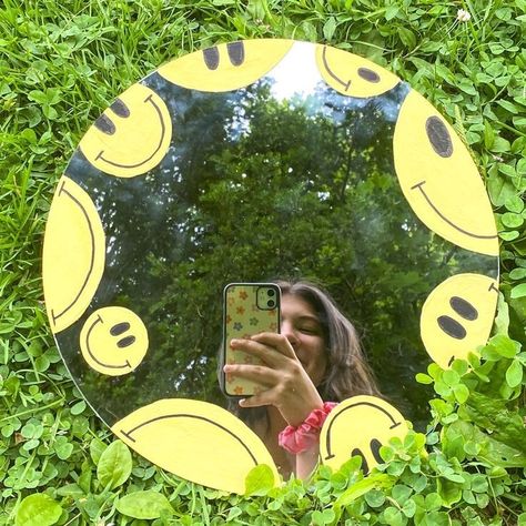 Trippy Mirror Art, Simple Mirror Painting, Mirror Painting Easy, Mirror Art Painted Aesthetic, Circle Mirror Painting, Etsy Mirrors, Mirror Painting Ideas Easy, Drawing On Mirror Ideas, Painting On Mirrors