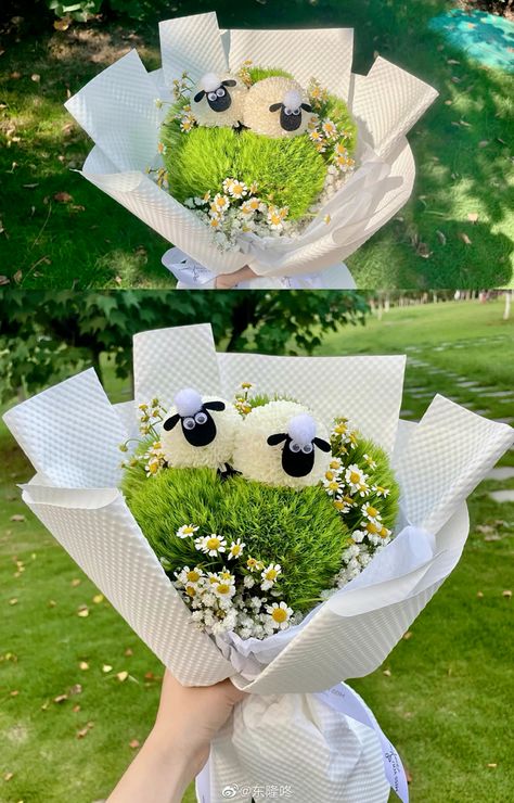 Unique Bouquet Ideas Gift, Flower Bouquet With Stuffed Animal, Animal Flower Bouquet, Stuffed Animal Bouquet, Diy Sheep Craft, Unique Bouquet Ideas, Shaun Sheep, Sheep Diy, Creative Bouquet